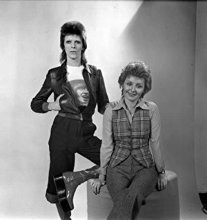 Images Dated 27th December 1973: David Bowie and Lulu - December 1973 DavidBowie singers studio shot