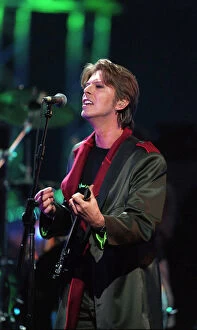 Images Dated 16th February 1999: DAVID BOWIE PERFORMING AT THE BRIT AWARDS - 16 / 02 / 1999