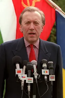 Images Dated 11th April 1990: David Frost TV Presenter Launches new programme 1990 BSBs Satellite Express linking