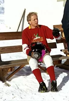 Images Dated 9th January 1990: David Gower former England Cricket captain enjoys skiing break on the Cresta Run