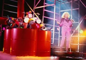 Images Dated 24th January 1981: Debbie Harry on stage with Muppets backing group Januaary 1981 Purple outfit