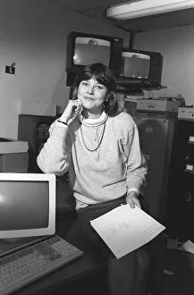 Images Dated 5th January 1988: DEBBIE THROWER - TV PRESENTER SITTING ON A DESK WITH COMPUTER AND TV SCREENS - 05 / 01 / 1988