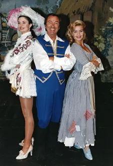 Images Dated 1st December 1992: Des O Connor with Jody Wilson and Tracey Wilson in costumes for Cinderella pantomime