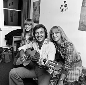 Images Dated 7th February 1978: Des O Connor playing guitar at home with his daughters Samantha and Tracy