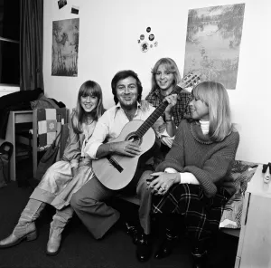 Images Dated 7th February 1978: Des O Connor playing guitar at home with his daughters Tracy and Samantha