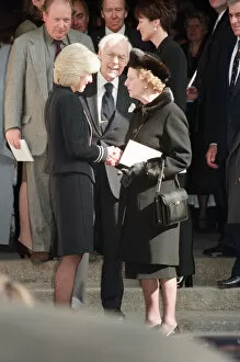 Images Dated 10th March 1997: Diana Donovan the widow of photographer Terence Donovan talking to Margaret Thatcher at