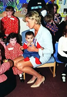 Images Dated 15th April 1997: Diana, Princes of Wales visits a childrens ward at the Royal Brompton Hospital in