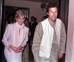 Images Dated 21st February 1996: Diana, Princess of Wales arrives at an Indian restaurant for dinner with Jemima Khan
