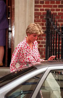DIANA, THE PRINCESS OF WALES LEAVING ST MARY'S HOSPITAL AFTER VISITING AIDS VICTIM DIANA, THE PRINCESS OF WALES LEAVING ST MARY'S HOSPITAL AFTER VISITING AIDS VICTIM