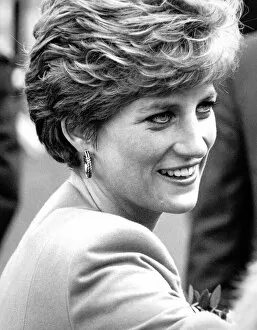 Images Dated 4th February 1992: Diana, Princess of Wales during a visit which took in Myton Hospice