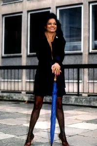 Images Dated 28th October 1994: Diana Ross celebrates 30 years in showbusiness outside the EMI headqaurters in London