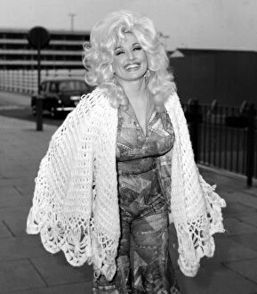 Dolly Parton seen here at London Airport 16th April 1976 *** Local Caption *** Watscan