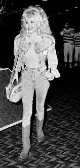 Dolly Parton seen here at London Airport 1st April 1988 *** Local Caption *** Watscan Dolly Parton seen here at London Airport 1st April 1988 *** Local Caption *** Watscan