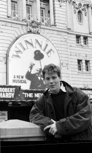 Mirror/1400to1499 01430/dominic walters stood outside victoria palace Mirror/1400to1499 01430/dominic walters stood outside victoria palace