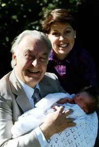 Donald Sinden Actor with his Daughter and his Granddaughter A©Mirrorpix Donald Sinden Actor with his Daughter and his Granddaughter A©Mirrorpix