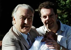 Donald Sinden Actor with his Marc and his Granddaughter A©Mirrorpix Donald Sinden Actor with his Marc and his Granddaughter A©Mirrorpix