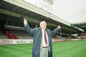 Images Dated 2nd April 1992: Doug Ellis, Chairman Aston Villa Football Club, news press conference photo-call