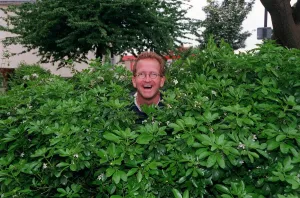 Eddie Edwards May 1998 Former ski jumpersitting in a bush under a tree Eddie Edwards May 1998 Former ski jumpersitting in a bush under a tree