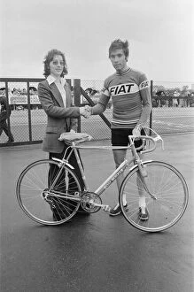 Images Dated 11th June 1977: Eddy Merckx (right) presents n Eddy Merckx cycle to Daily Mirror competition winner