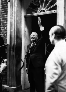 Mirror/1400to1499 01428/edward heath celebrates returning 10 downing Mirror/1400to1499 01428/edward heath celebrates returning 10 downing