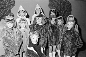 00714 Gallery: Eleven-year-old Joanne Bamforth (front) as the ugly duckling
