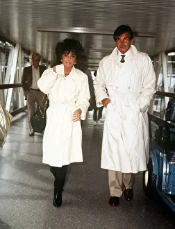 Images Dated 27th August 1986: Elizabeth Taylor actress August 1986 at Heathrow Airport with George Hamilton
