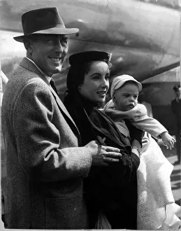 Elizabeth Taylor with husband Michael Wilding August 1953 as they embark Elizabeth Taylor with husband Michael Wilding August 1953 as they embark