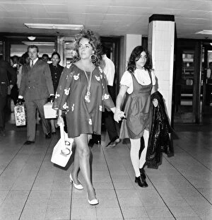 Images Dated 28th January 2008: Elizabeth Taylor and Richard Burton with daughter Liza leave London Airport (Heathrow