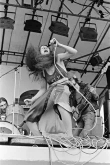 Images Dated 13th August 1972: Elkie Brooks, lead singer of Vinegar Joe, performs with the band at The Reading Festival