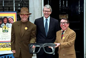 ELTON JOHN, PRIME MINISTER JOHN MAJOR AND RONNIE CORBETT IN PHOTOCALL FOR SPECTACLES ELTON JOHN, PRIME MINISTER JOHN MAJOR AND RONNIE CORBETT IN PHOTOCALL FOR SPECTACLES