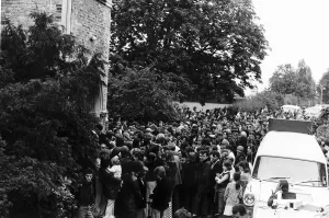 Elvis Presley singer and actor died and was burried in Memphis In London a Elvis Presley singer and actor died and was burried in Memphis In London a