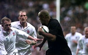 Jonah Lomu Collection: England 16-30 New Zealand, Rugby Union World Cup Group B Pool match at Twickenham