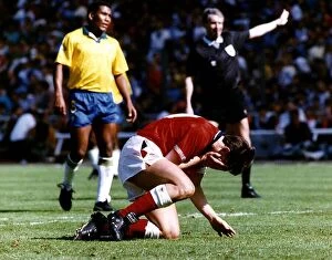 Images Dated 18th May 1992: England footballer Gary Lineker reacts after miskicking his penalty