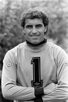 Images Dated 6th August 1987: England goalkeeper Peter Shilton August 1987