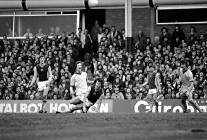 Images Dated 30th January 1982: English League Division One match. Aston Villa 0 v Liverpool 3. January 1982 MF05-15-034