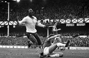 Images Dated 30th January 1982: English League Division One match at Goodison Park. Everton 1 v Tottenham Hotspur 1