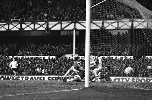 Images Dated 30th January 1982: English League Division One match at Goodison Park. Everton 1 v Tottenham Hotspur 1