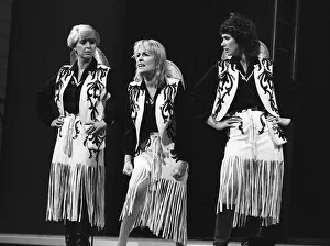 Esther Rantzen , Jan Leeming and Gloria Hunniford Nov 1982 in a song Esther Rantzen , Jan Leeming and Gloria Hunniford Nov 1982 in a song