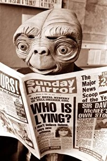 Images Dated 13th October 1982: E.T reading Sunday Mirror Newspaper - October 1982 Extra Terrestrial