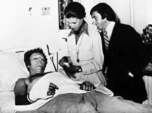 Images Dated 26th May 1975: Evel Knievel American stuntman daredevil in hospital 1975 visited by Scottish