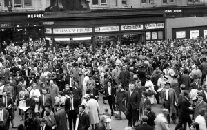 01083 Gallery: Evening Rush Hour chaos, due to damaged cables, at Glasgow Central Station, Glasgow