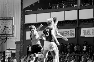 Images Dated 8th May 1982: Everton 1 v. Wolverhampton Wanderers 1. May 1982 MF07-04-058