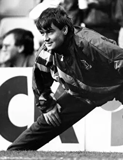 Images Dated 18th October 1992: Everton football player Ian Snodin pictured warminh up on the sidelines during his