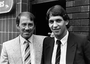 Images Dated 27th June 1985: Everton manager Howard Kendall with new striker Gary Lineker at Goodison Park