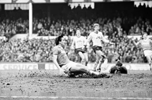 Images Dated 23rd March 1985: Everton v. Arsenal. March 1985 MF20-13-034 The final score was a two nil victory to