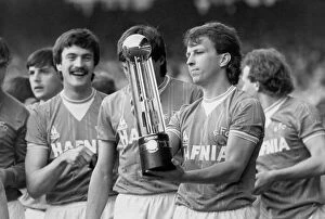 Images Dated 6th May 1985: Evertons Trevor Steven holds the trophy following his side
