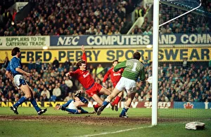 Images Dated 21st February 1990: FA Cup Replay. Everton 1 v. Oldham Athletic 1. Ian Marshall in front of goal