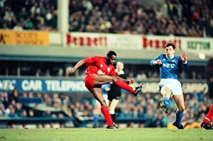 Images Dated 21st February 1990: FA Cup Replay. Everton 1 v. Oldham Athletic 1. Earl Barrett shoots