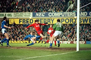 Images Dated 21st February 1990: FA Cup Replay. Everton 1 v. Oldham Athletic 1. Ian Marshall in front of goal