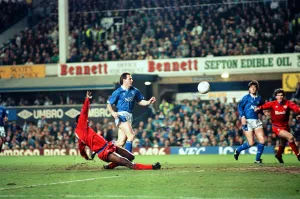 Images Dated 21st February 1990: FA Cup Replay. Everton 1 v. Oldham Athletic 1. 21st February 1990